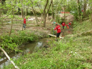 Volunteers cleaning up Proctor Creek as it flows through Lindsay Street Park (Photos by Maria Saporta)
