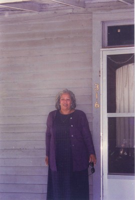 Novelist Toni Morrison, in 1998, outside the house in Cartersville where her father grew up. Credit: Pearl McHaney