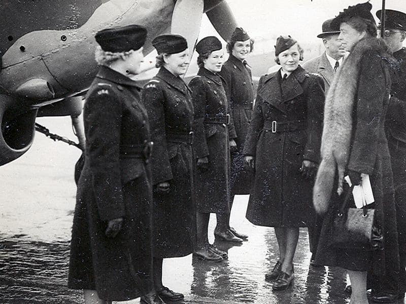 Raines (second from left) met Eleanor Roosevelt while serving as an ATA pilot.